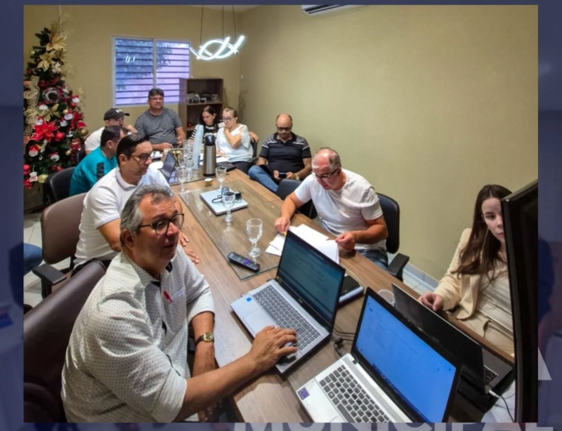 Vereadores participam de reunio interna para tratar da atualizao do regimento da Cmara de So Mamede